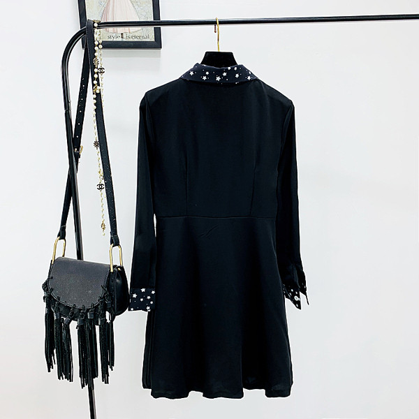 Modern női ruha színes gallérral, fekete színben