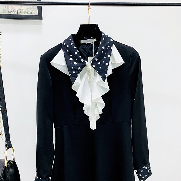 Modern női ruha színes gallérral, fekete színben