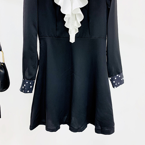 Modern női ruha színes gallérral, fekete színben