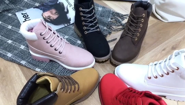 Μοντέρνες γυναικείες μπότες με ιμάντες σε έξι χρώματα