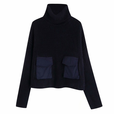 Vastag rövid pulóver magas gallérral és fekete zsebekkel