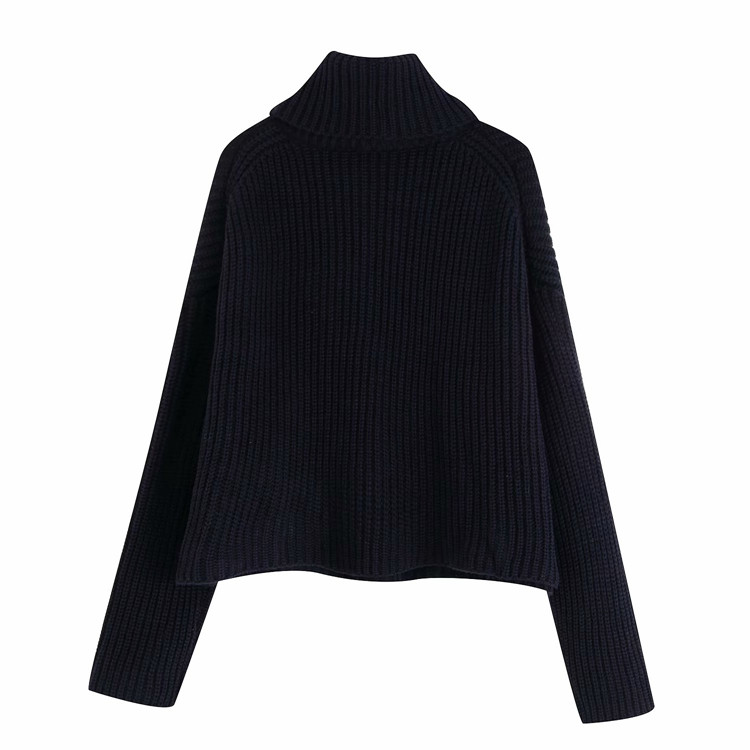 Vastag rövid pulóver magas gallérral és fekete zsebekkel