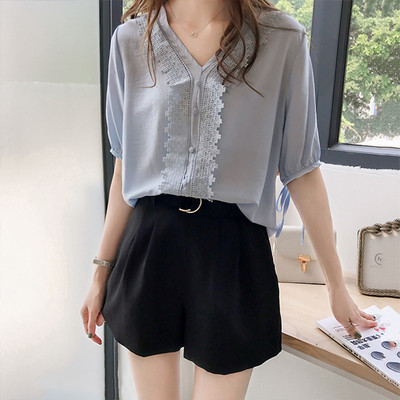 Κομψό γυναικείο πουκάμισο με V-neckline και κορδόνια σε μπλε και άσπρο χρώμα