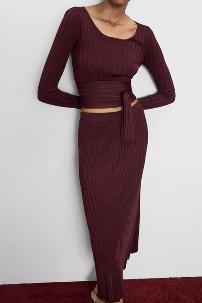 Rövid női blúz, hosszú ujjal és derékkötővel