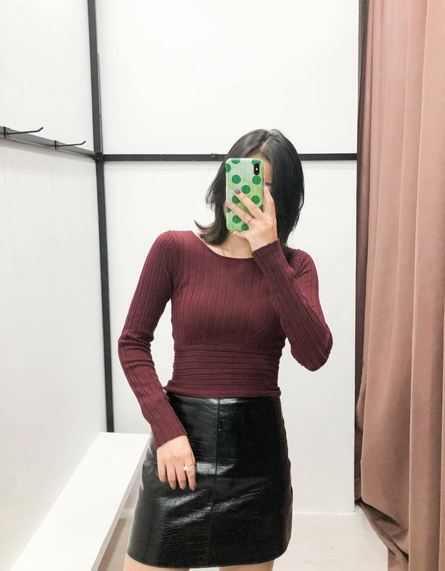 Rövid női blúz, hosszú ujjal és derékkötővel