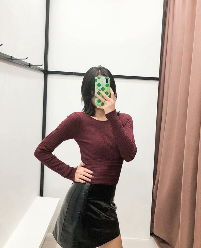 Rövid női blúz, hosszú ujjal és derékkötővel