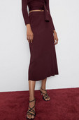 Hosszú redőzött szoknya magas derékkal, bordó színben