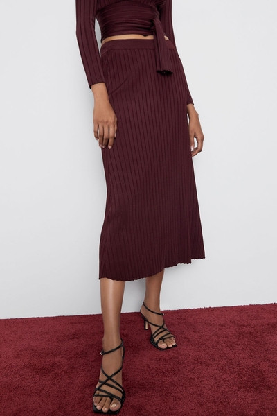 Hosszú redőzött szoknya magas derékkal, bordó színben
