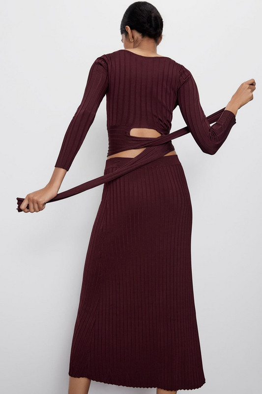 Hosszú redőzött szoknya magas derékkal, bordó színben