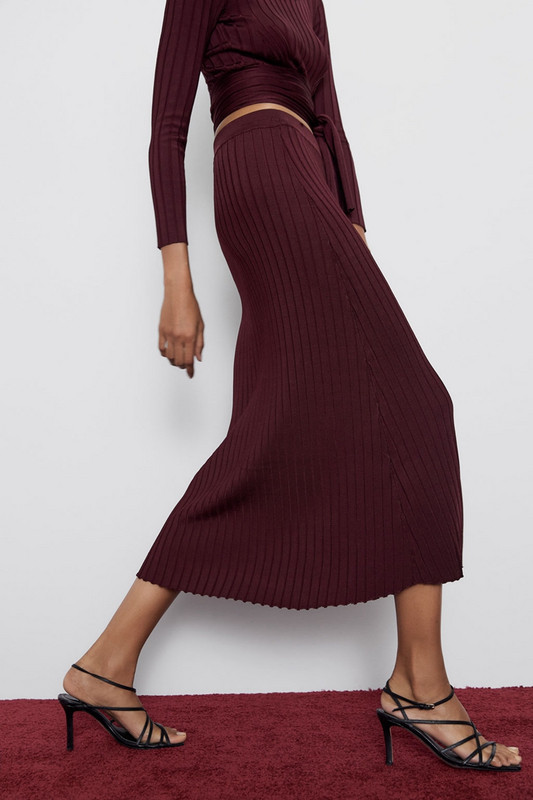 Hosszú redőzött szoknya magas derékkal, bordó színben