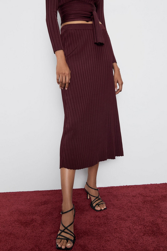 Hosszú redőzött szoknya magas derékkal, bordó színben