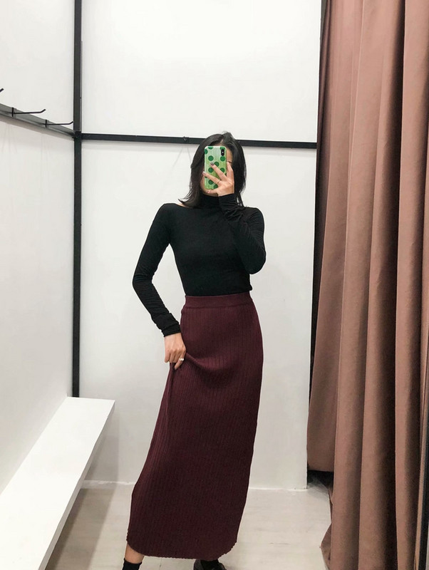 Hosszú redőzött szoknya magas derékkal, bordó színben