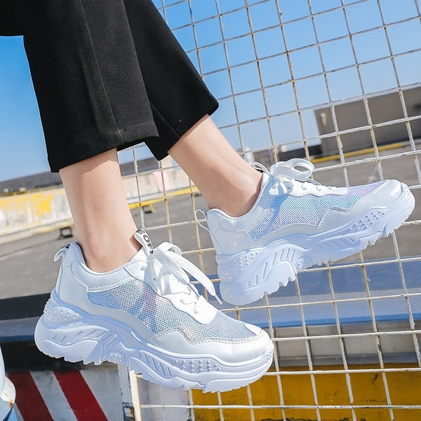 Γυναικεία παπούτσια με κορδόνια και παχιά σόλα σε λευκό και μαύρο χρώμα