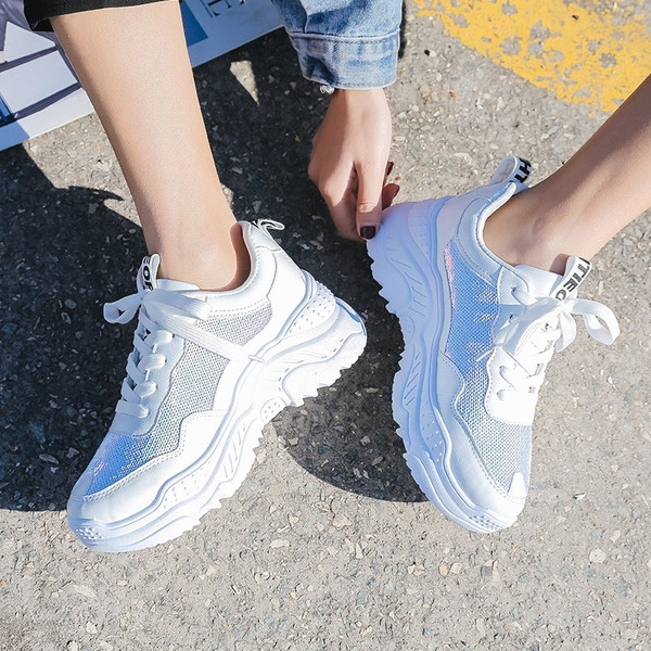 Γυναικεία παπούτσια με κορδόνια και παχιά σόλα σε λευκό και μαύρο χρώμα