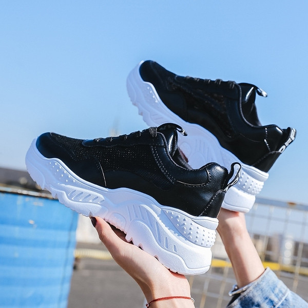 Γυναικεία παπούτσια με κορδόνια και παχιά σόλα σε λευκό και μαύρο χρώμα