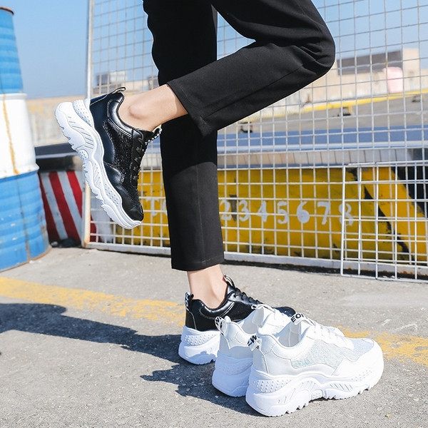 Γυναικεία παπούτσια με κορδόνια και παχιά σόλα σε λευκό και μαύρο χρώμα