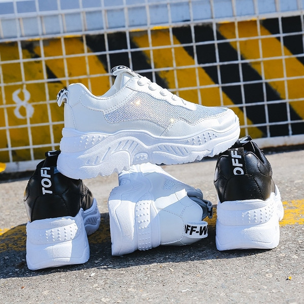 Γυναικεία παπούτσια με κορδόνια και παχιά σόλα σε λευκό και μαύρο χρώμα