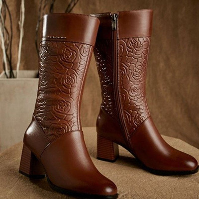 Modern női csizma vastag sarkú barna és fekete színben