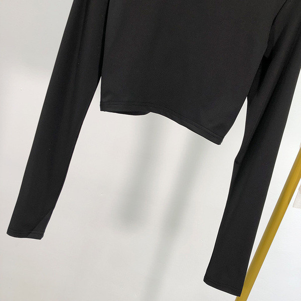 Σύντομη γυναικεία μπλούζα με μακριά μανίκια - κλασικό μοντέλο