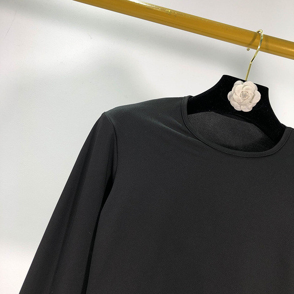 Σύντομη γυναικεία μπλούζα με μακριά μανίκια - κλασικό μοντέλο