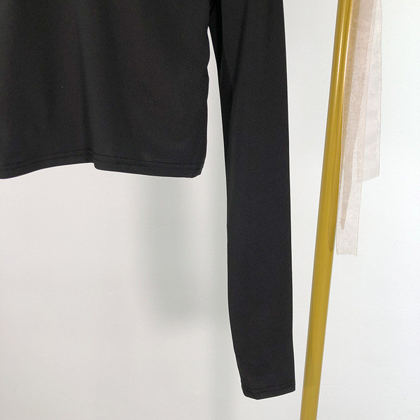 Σύντομη γυναικεία μπλούζα με μακριά μανίκια - κλασικό μοντέλο