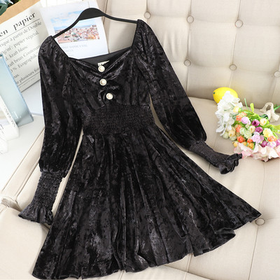 Divatos női bársonyruha gombokkal és gumírozással