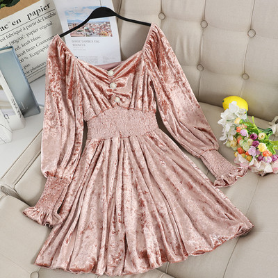 Divatos női bársonyruha gombokkal és gumírozással