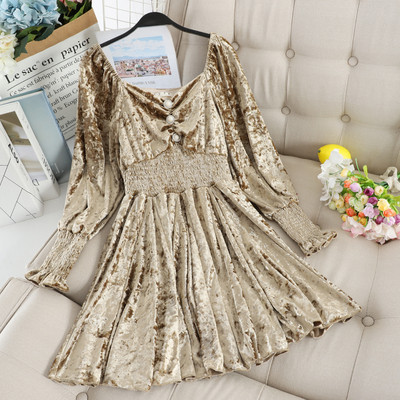 Divatos női bársonyruha gombokkal és gumírozással