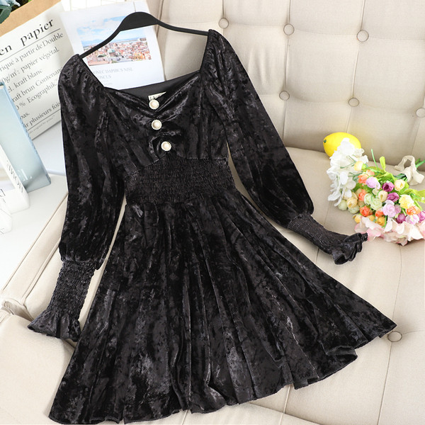 Divatos női bársonyruha gombokkal és gumírozással