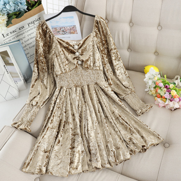 Divatos női bársonyruha gombokkal és gumírozással