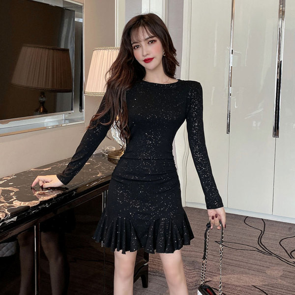 Női ruha hosszú ujjal, ovális nyakkivágással, fényes mintával