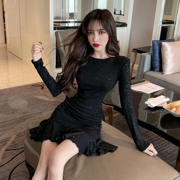 Női ruha hosszú ujjal, ovális nyakkivágással, fényes mintával