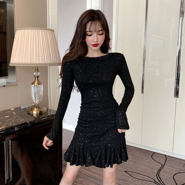 Női ruha hosszú ujjal, ovális nyakkivágással, fényes mintával