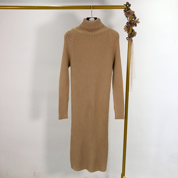 Hosszú kötött ruha pólógallérral, négy színben