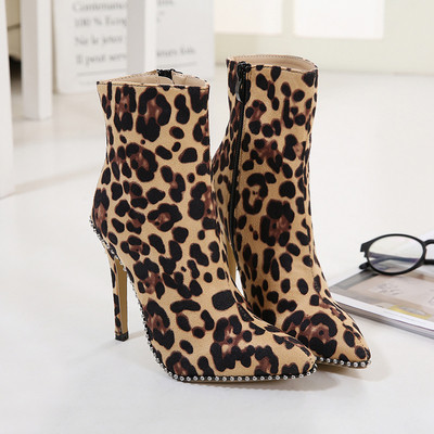 Elegáns női csizma vékony sarokkal és cipzárral, barna színben