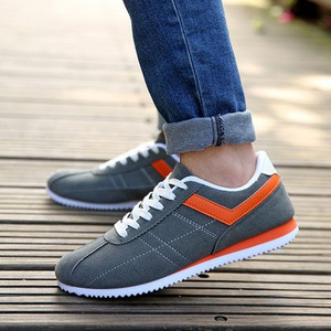 Αθλητικά ανδρικά παπούτσια σε γκρι, μαύρο, μπλε και κόκκινο χρώμα