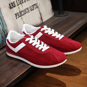 Αθλητικά ανδρικά παπούτσια σε γκρι, μαύρο, μπλε και κόκκινο χρώμα