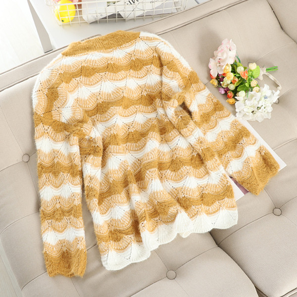 Μοντέρνο γυναικείο πουλόβερ με λαιμόκοψη σε διάφορα χρώματα