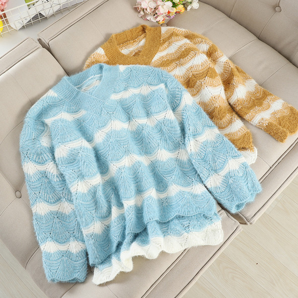 Μοντέρνο γυναικείο πουλόβερ με λαιμόκοψη σε διάφορα χρώματα