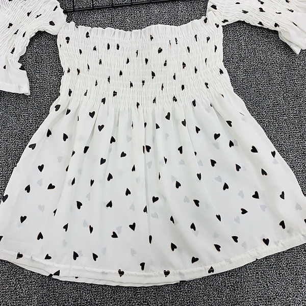 Γυναικεία μπλούζα με κοντό μανίκι και γυμνούς ώμους σε λευκό, μαύρο και κίτρινο χρώμα