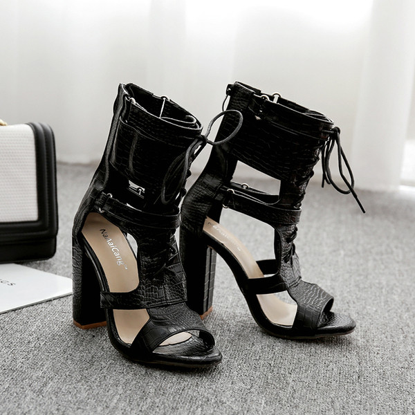 Női magas sarkú cipő ÚJ modell öko bőrből cipzárral és fűzővel fekete színben