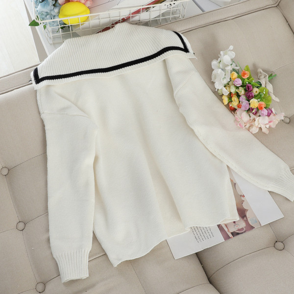 Μοντέρνο  γυναικείο πουλόβερ σε λευκό και μαύρο χρώμα