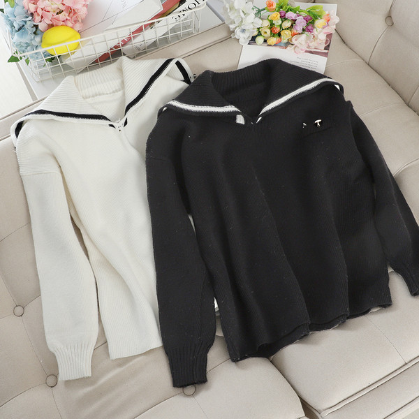 Μοντέρνο  γυναικείο πουλόβερ σε λευκό και μαύρο χρώμα