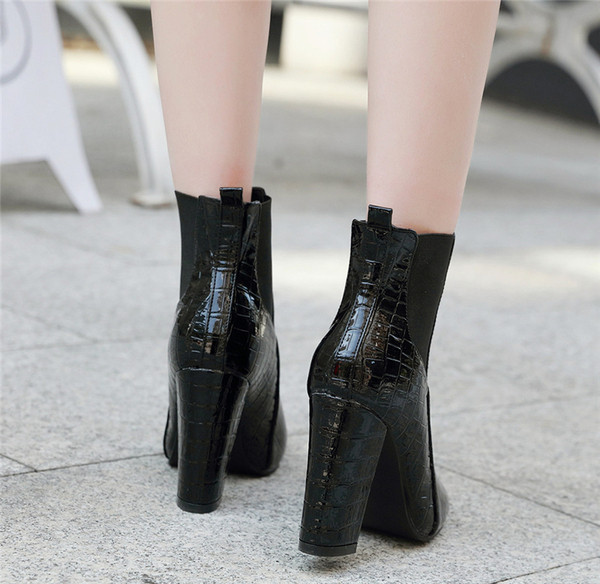 Casual γυναικείες μπότες από  οικολογικό δέρμα σε μαύρο και ασημί χρώμα