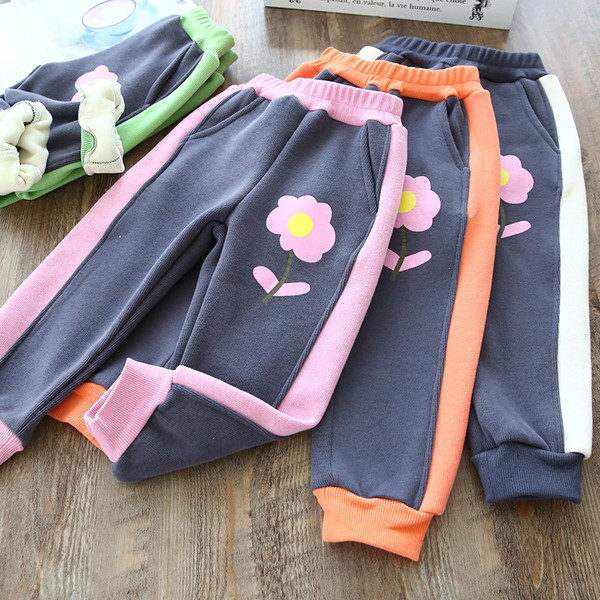 Modern gyerek fehérnemű virágos motívummal és szegéllyel lányoknak