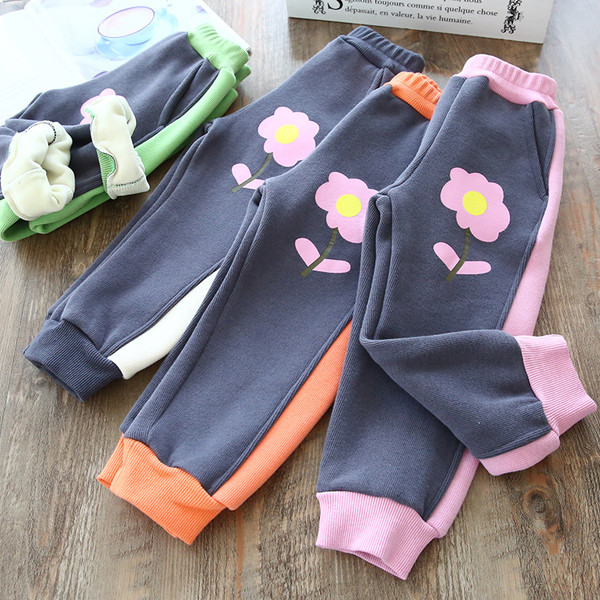 Modern gyerek fehérnemű virágos motívummal és szegéllyel lányoknak