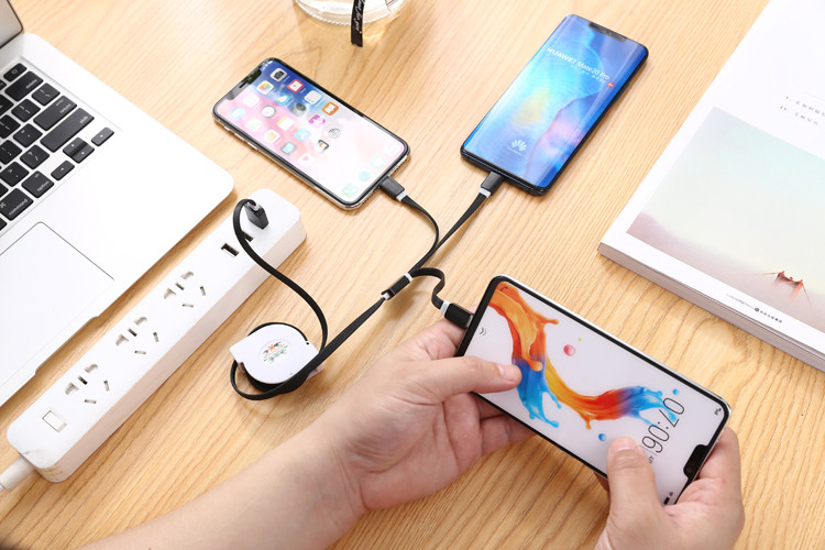 Многофункционален самонавиващ се кабел за мобилни устройства Android и iOS - TYPE C, Micro USB и LIghting в черен цвят