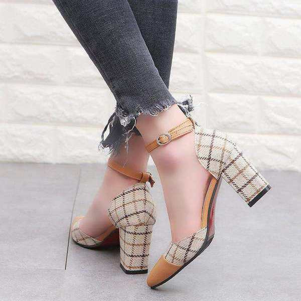 Pantofi dama in carouri cu toc gros in negru si bej