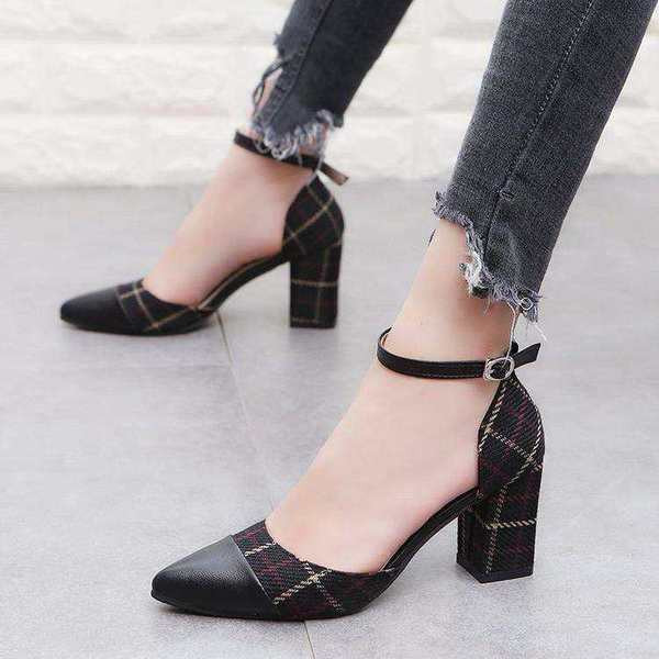 Pantofi dama in carouri cu toc gros in negru si bej