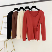 Női pulóver V-nyakkal és nyakkendővel